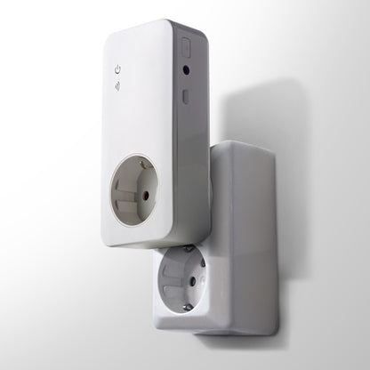 YOYOPower 4G EM4 hvid smart plug til EU-stik med tænd/sluk-knap, Wi-Fi ikon og gennemgangsstik på fronten.