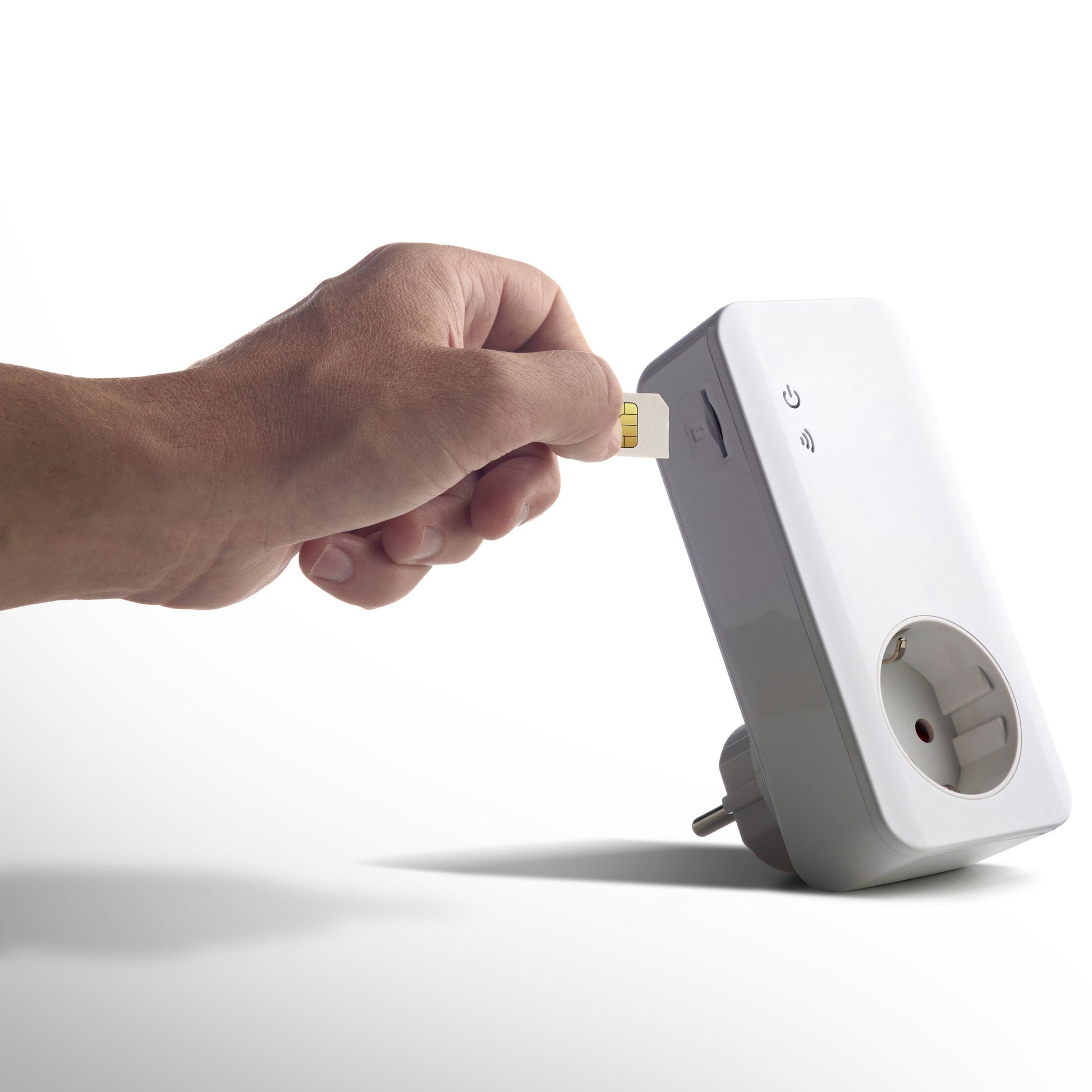 YOYOPower 4G Switch EX4 hvid smart plug, SIM-kort indsættes, kontrolknapper og stik til fjernstyring strøm og temperatur.