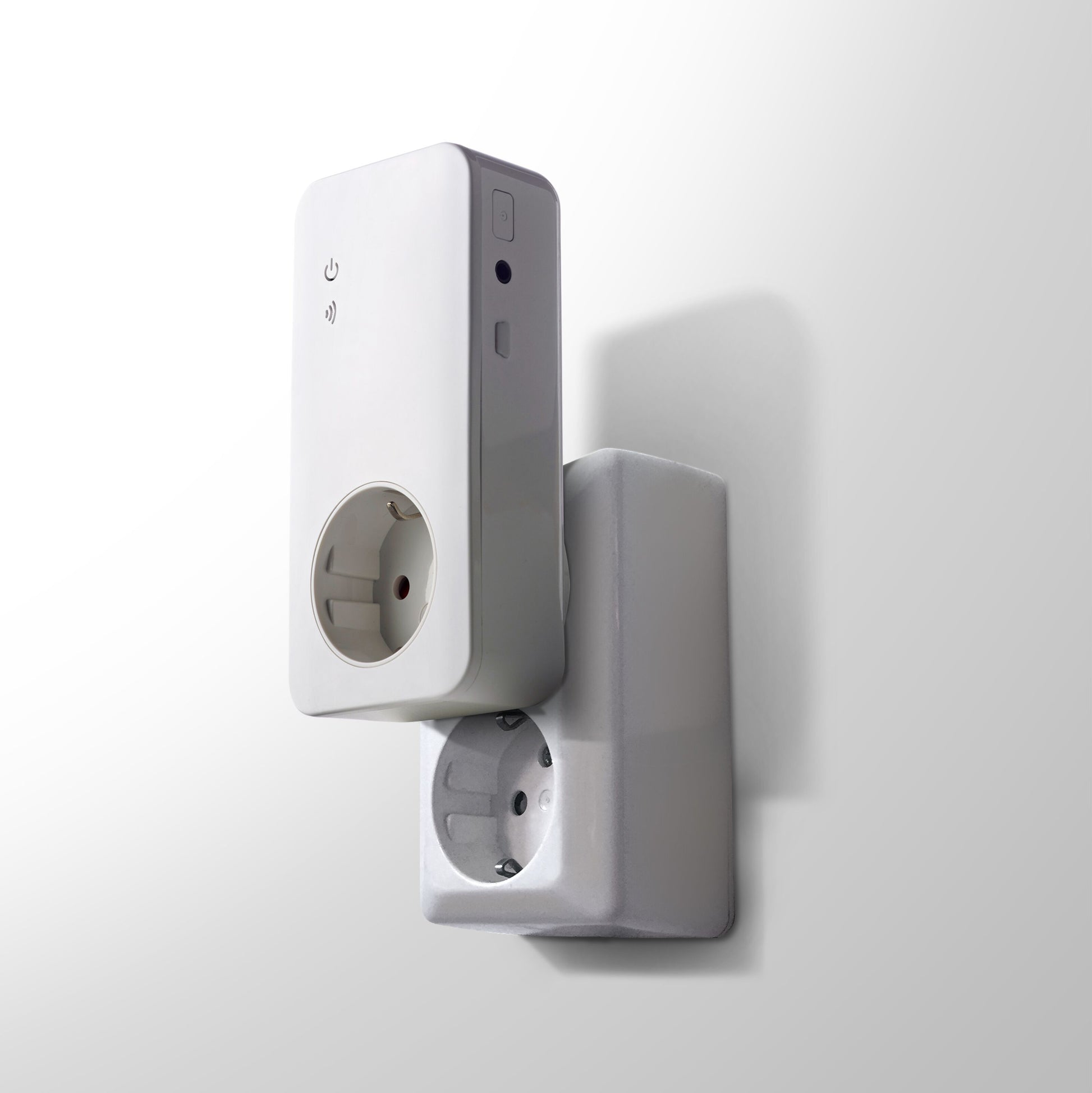 YOYOPower 4G Switch Fjernstrømbryder EX4, hvid, europæisk stik, tilsluttet stikkontakt.