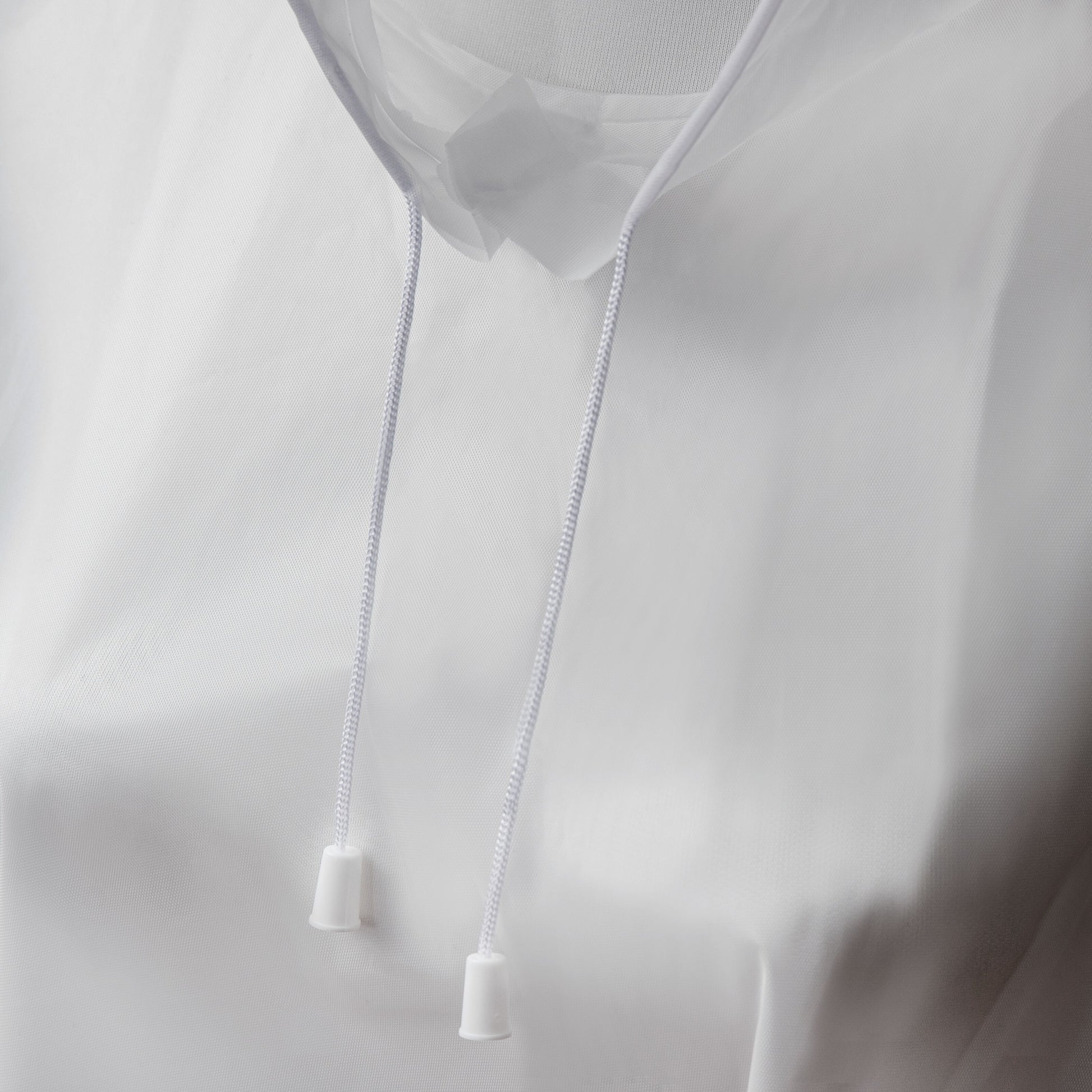 Hvid hættetrøje med hvide snore og plastaglets, overdel og hals i glat, let reflekterende materiale.