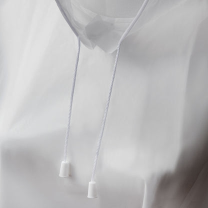 Hvid hættetrøje med hvide snore og plastaglets, overdel og hals i glat, let reflekterende materiale.