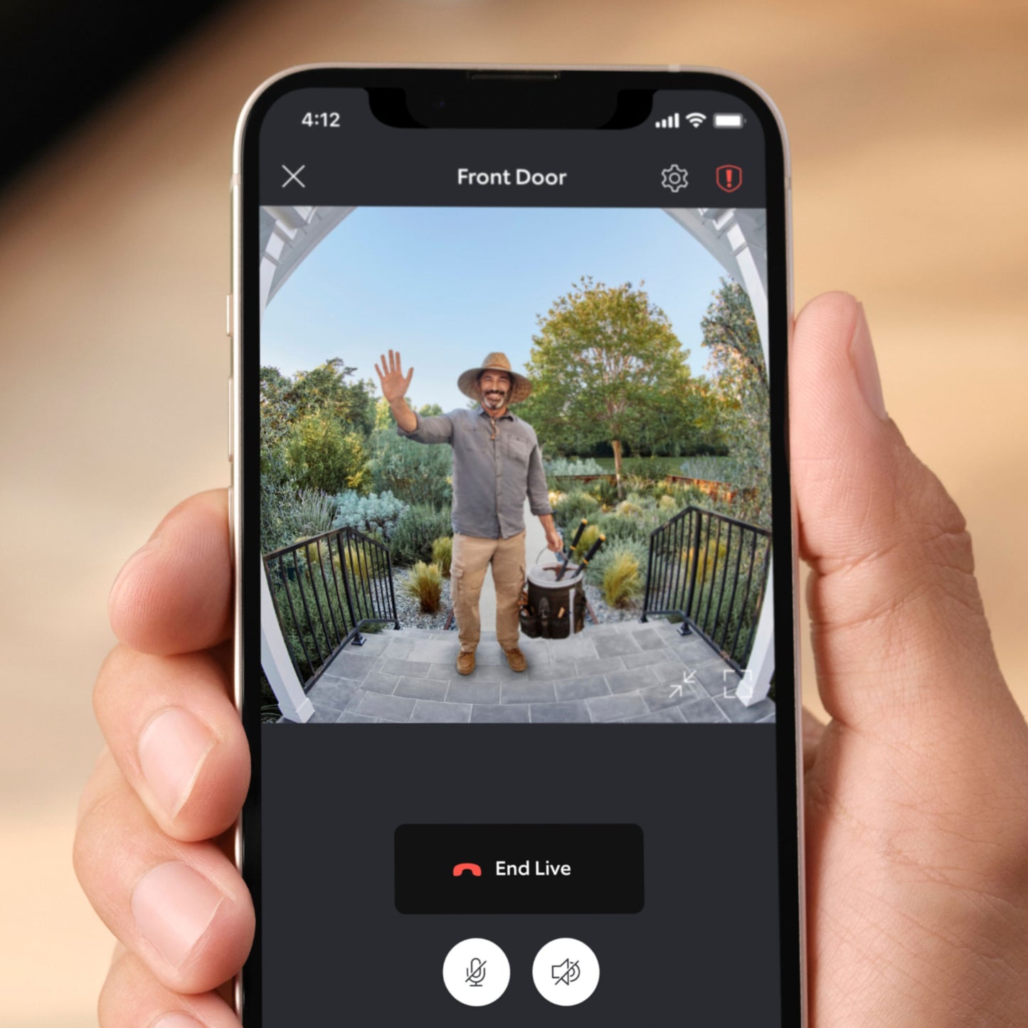Ring Batteridørklokke Plus app på smartphone viser mand med hat og briller foran grøn baggrund, farve nattesyn.