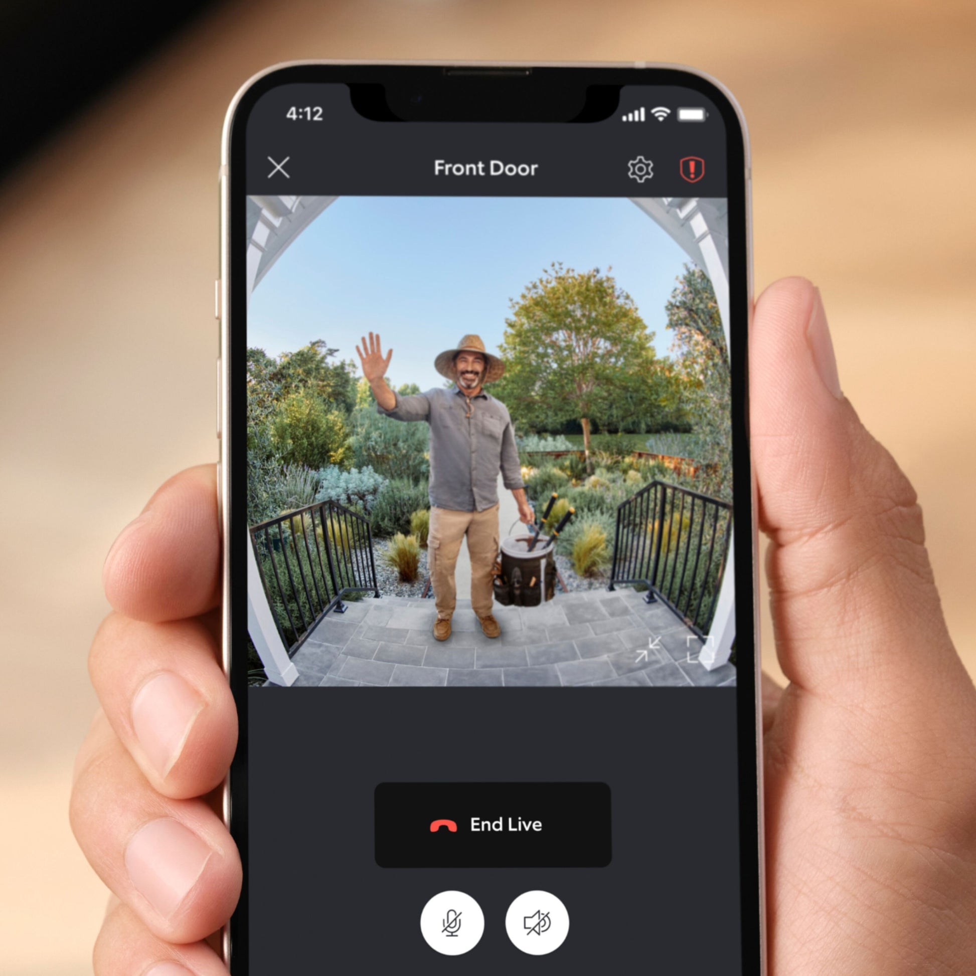 Ring Batteridørklokke Plus app på smartphone viser mand med hat og briller foran grøn baggrund, farve nattesyn.