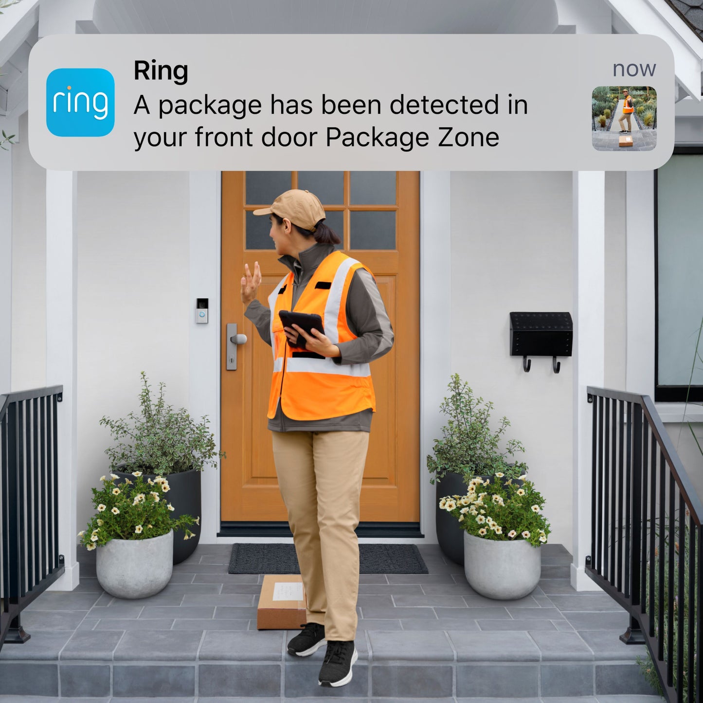 Ring Batteridørklokke Plus sort, meddelelse viser "En pakke er blevet registreret i din hoveddørs pakkezone.