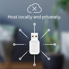 Aeotec Z-Stick Gen7 USB-adapter med cirkler omkring og overstreget sky-ikon til lokal hosting og privat smart home.