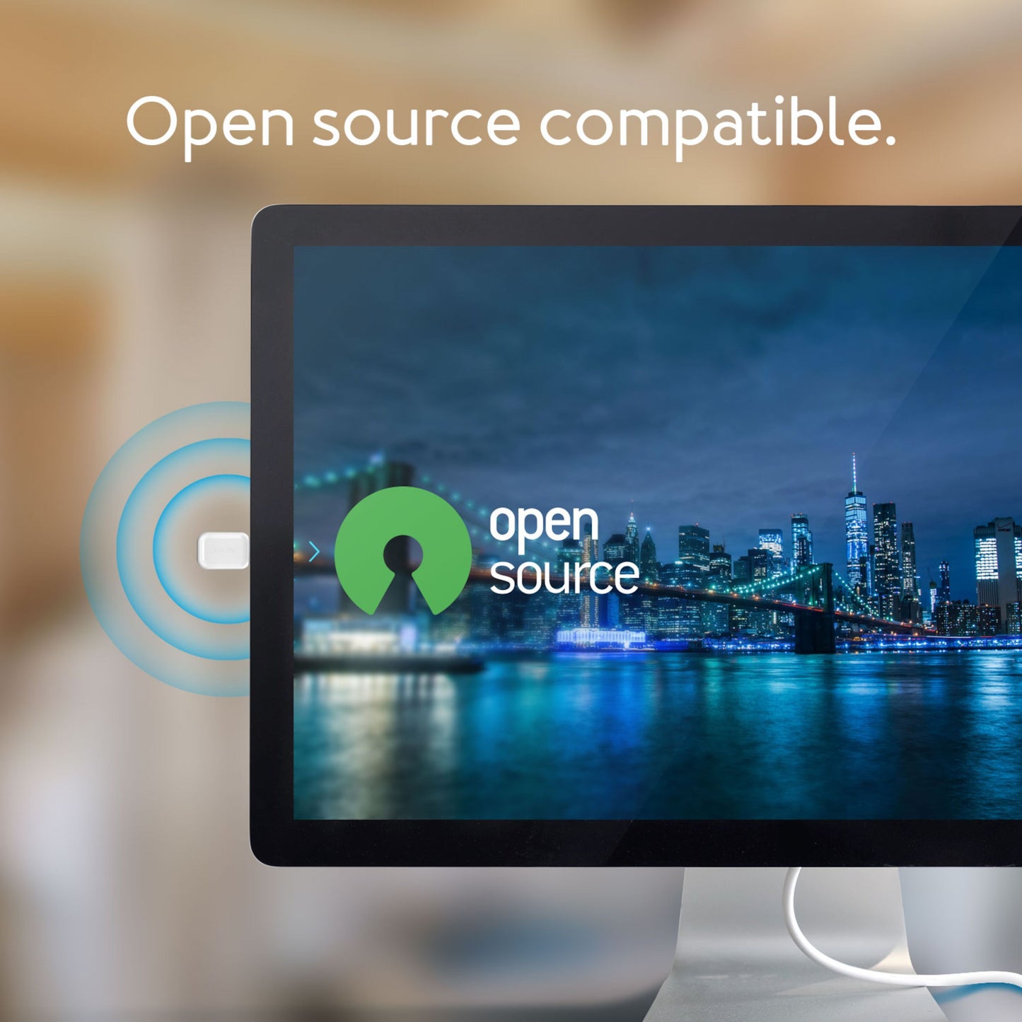 Aeotec Z-Stick gen7 USB-adapter til smart home, tilsluttet skærm med Open Source-logo og teksten "Open source compatible.