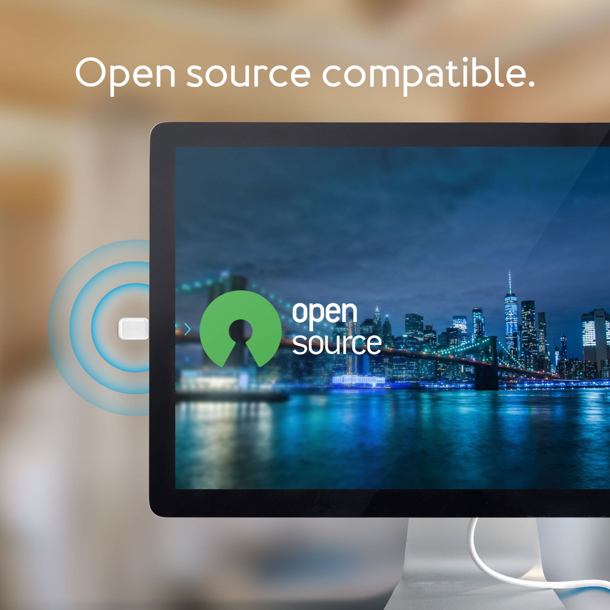 Aeotec Z-Stick gen7 USB-adapter til smart home, tilsluttet skærm med Open Source-logo og teksten "Open source compatible.