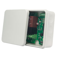Heatit Z-Relay Z-Wave relæ 25A hvid plastkabinet, delvist åben låg med synligt grøn printplade og mærkede terminaler.
