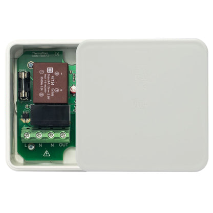 Heatit Z-Relay Z-Wave relæ 25A, hvid plast samledåse med grøn printplade og elektroniske komponenter, låg let åbent.
