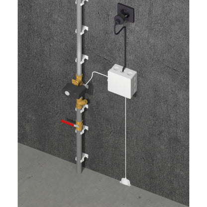 Heatit Z-Relay Z-Wave relæ 25A på lodret rør med messingventiler, hvide bokse og ledninger til energiovervågning.