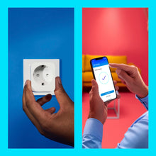 Wiz Smart wifi-fjernbetjent stikkontakt med energimåling vises i hånden, smartphone-app ses ved siden af.