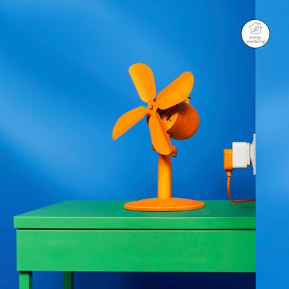 WiZ Smart wifi-fjernbetjent stikkontakt med energimåling, orange ventilator sluttet til, grøn bordflade.