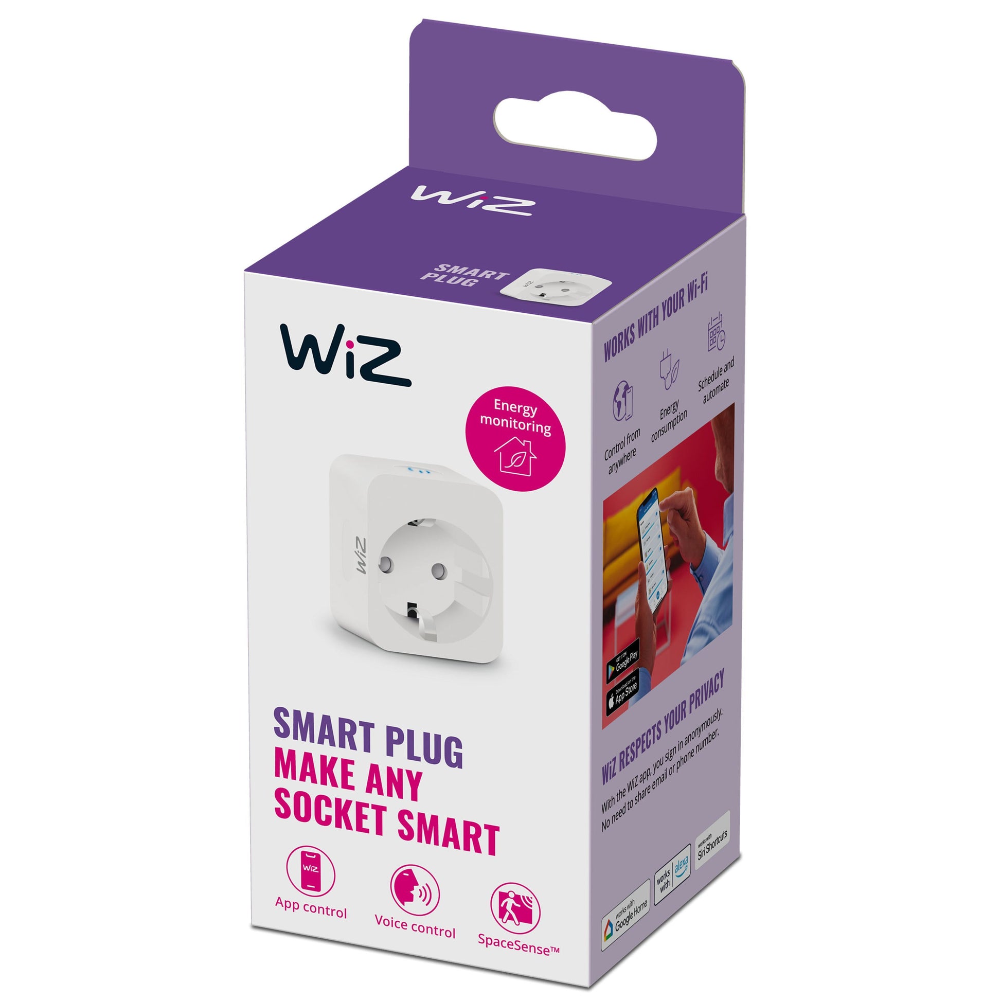 Wiz Smart wifi-fjernbetjent stikkontakt med energimåling æske, app- og stemmestyring, SpaceSense, hånd med mobil.