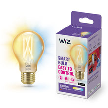 WiZ Amber Filament A60 Smart LED-pære E27 640 lm ved lilla-hvid WiZ Connected æske og smartphone med kontrol-app.