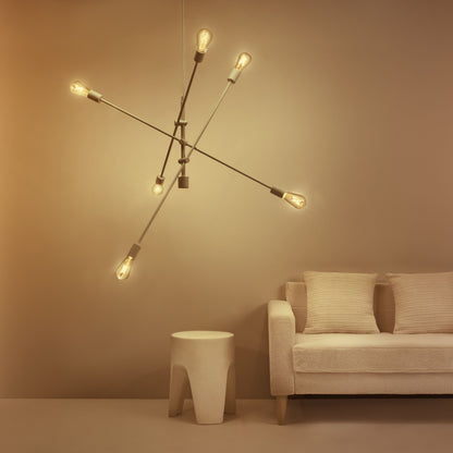 WiZ Klar pære A60 Smart LED-lampe E27 i multi-arm loftlampe, lys creme sofa med to puder, lille hvid cylinderbord.