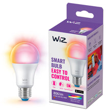 WiZ Farve A60 Smart LED-pære E27 806 lm ses ved siden af emballage med Wi-Fi, app- og stemmestyring, 16 mio. farver.