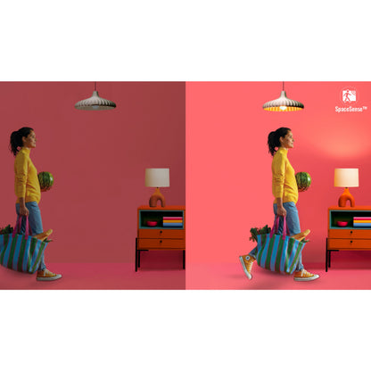 Wiz Farve A60 Smart LED-pære E27 806 lm i lys rumhalvdel med SpaceSense-logo, viser smart belysningssystem.