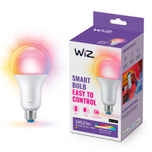 WiZ A80 Farve Høj Lumen Smart LED-pære E27 2452 lm, 18.5W, 150W EQ ved siden af æske med app- og stemmestyring.
