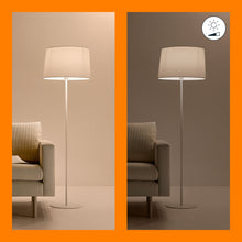 WiZ Farve Høj Lumen A80 Smart LED-pære E27 2452 lm beige gulvlampe ved lys sofa, tændt og slukket.