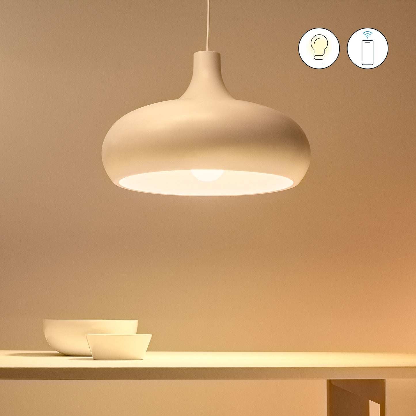 Hvid pendellampe med WiZ Farve Høj Lumen A80 Smart LED-pære E27 2452 lm synlige ikoner for smartfunktioner og lysstyrke.