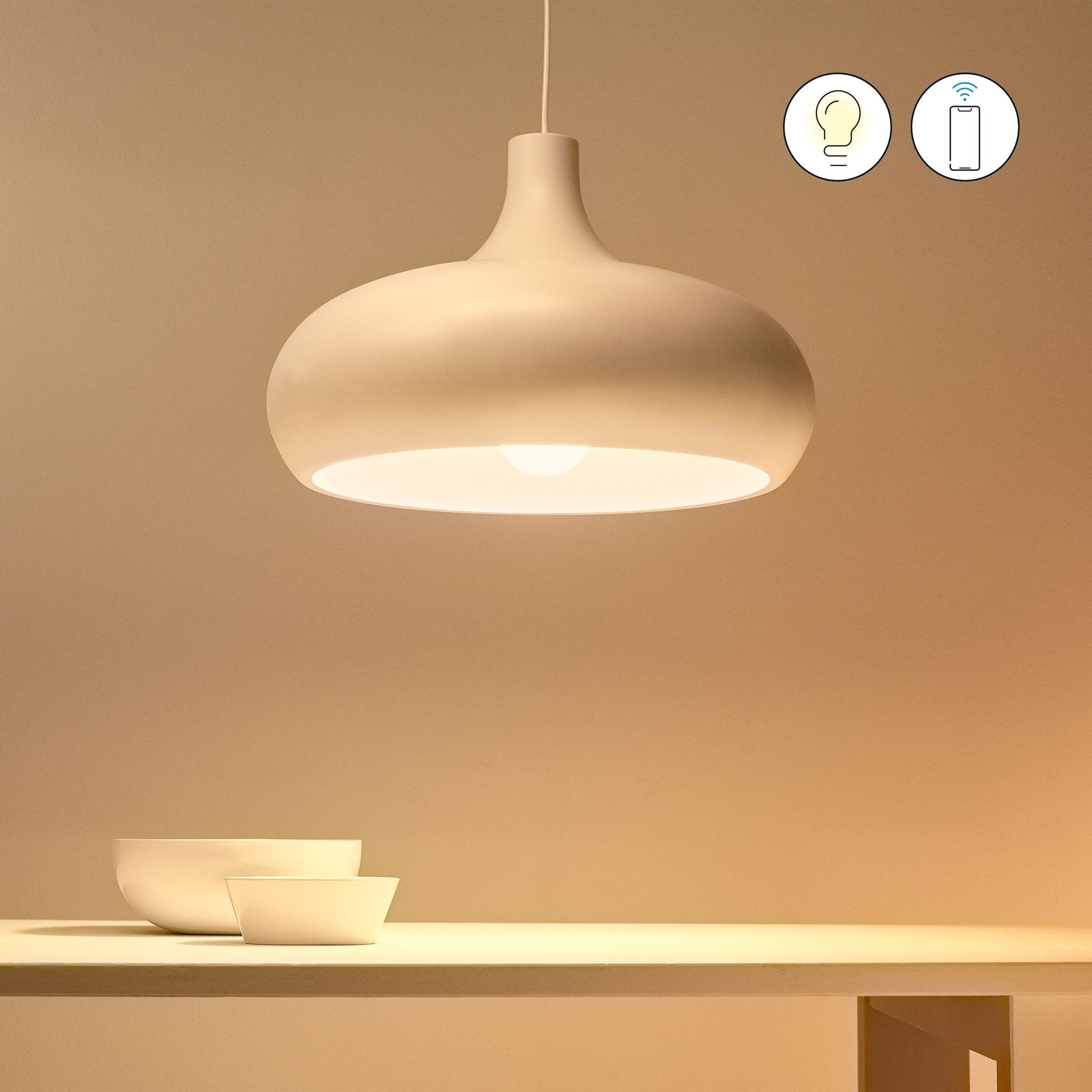 Hvid pendellampe med WiZ Farve Høj Lumen A80 Smart LED-pære E27 2452 lm synlige ikoner for smartfunktioner og lysstyrke.