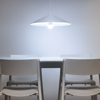 WiZ Farve Høj Lumen A80 Smart LED-pære E27 2452 lm i pendel over hvidt bord og to hvide stole mod lys grå væg.
