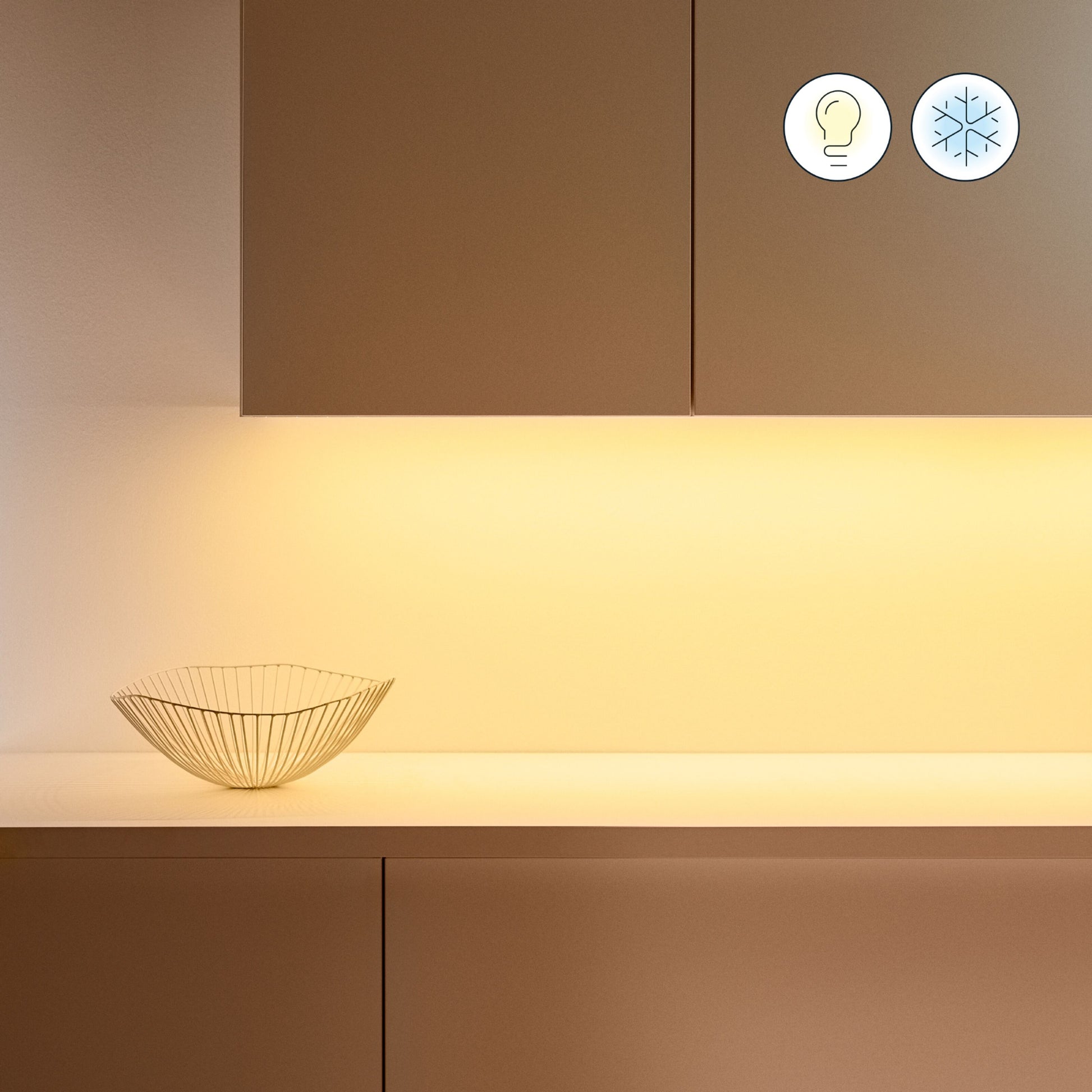 WiZ LED Strip LED-list Forlængelse 1 meter under skab, blødt gult lys, lyspære- og snefnug-ikoner til smart styring.