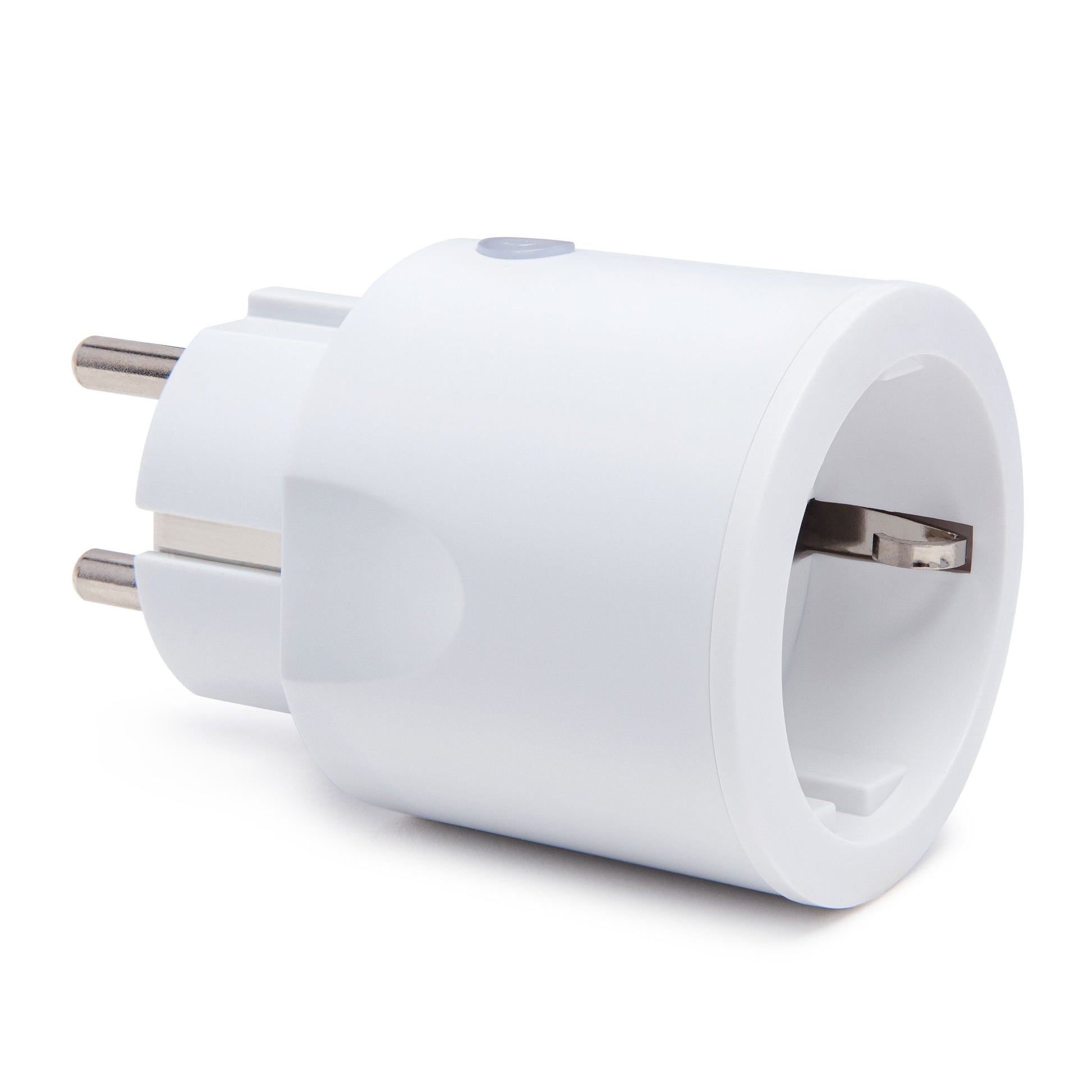 IAS500 Smart fjernstrømafbryder med energimåling 3680 W, hvid, EU-stik med to runde ben og udtag, vist fra vinkel.