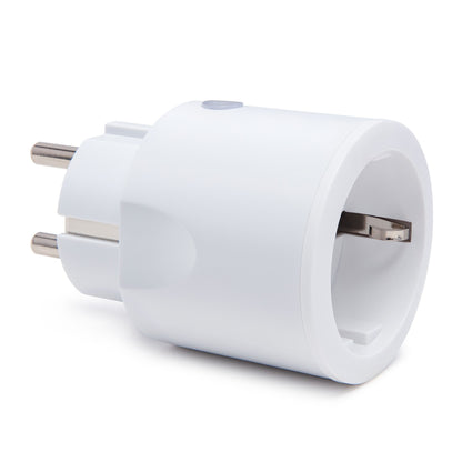 IAS500 Smart fjernstrømafbryder med energimåling 3680 W, hvid, EU-stik med to runde ben og udtag, vist fra vinkel.