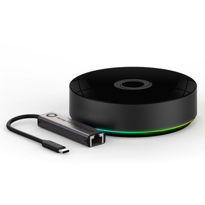 Homey Pro smart hub sort med grøn-gul LED-ring og Athom Ethernet-adapter til Homey Pro (tidligt 2023) ved siden af.