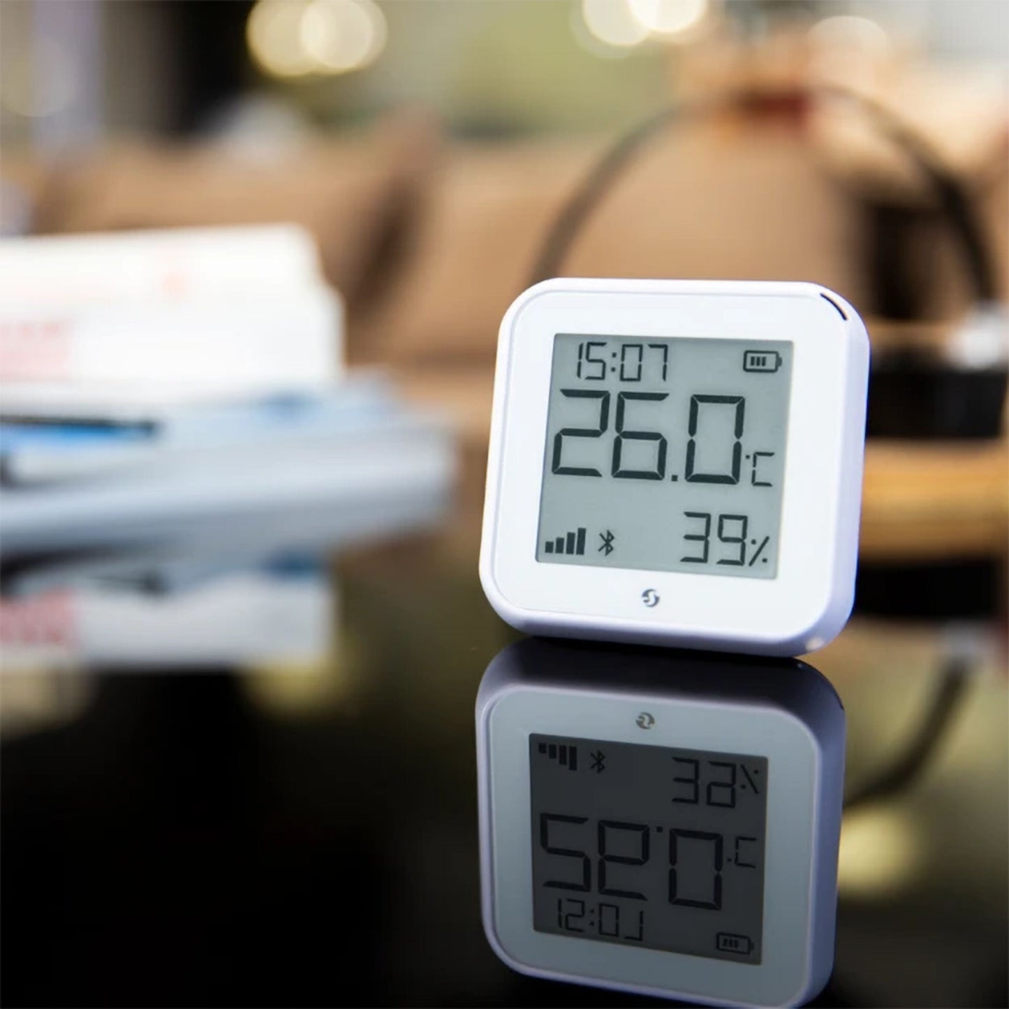 Shelly HT Gen 3 termometer og hygrometer hvid viser 26,0°C, 39 luftfugtighed og klokken 15:07.