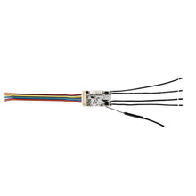 Shelly Plus Uni Smart Wifi-modul, elektronikprint med farvede ledninger til venstre og sorte ledninger til højre.