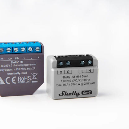 Shelly EM energimåler og Shelly PM Mini GEN 3, begge med terminalstik og viste tekniske specifikationer.