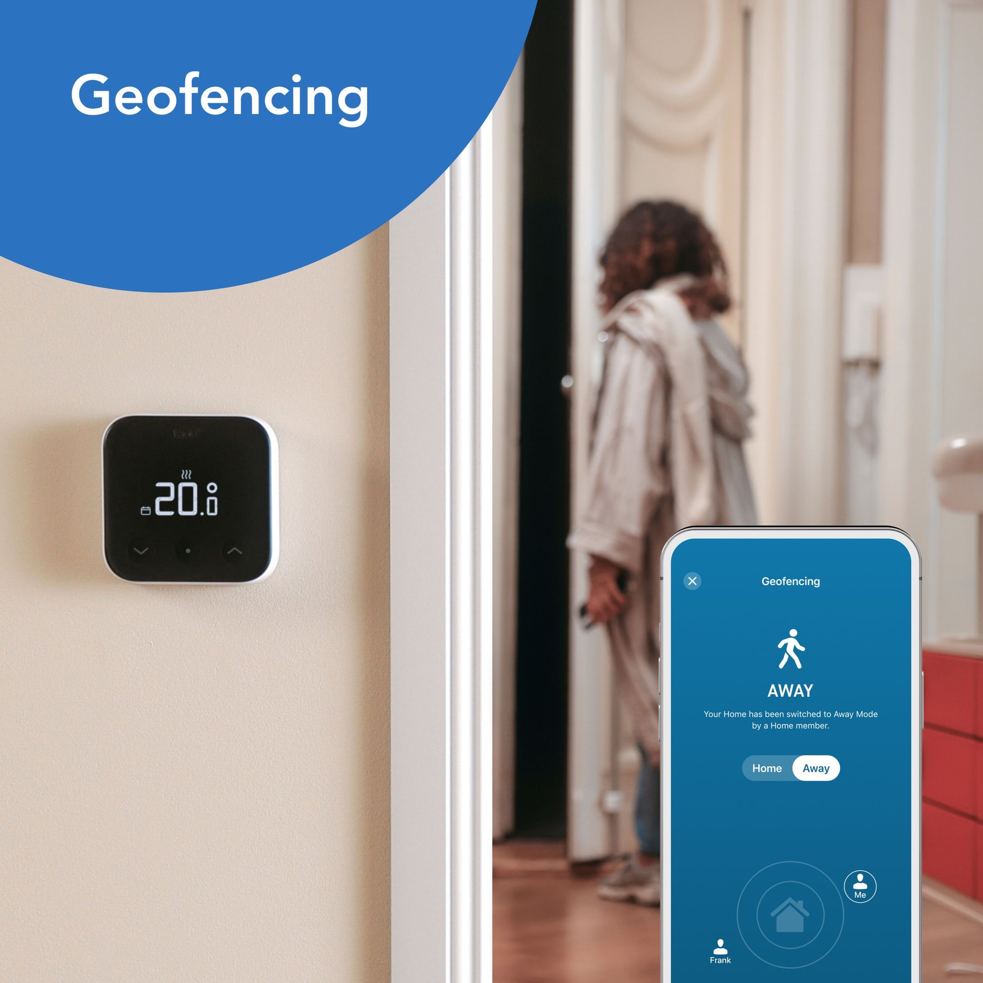 Tado Smart termostat X trådløs, viser 20°C på væg, smartphone med geofencing i Away mode, hvid.