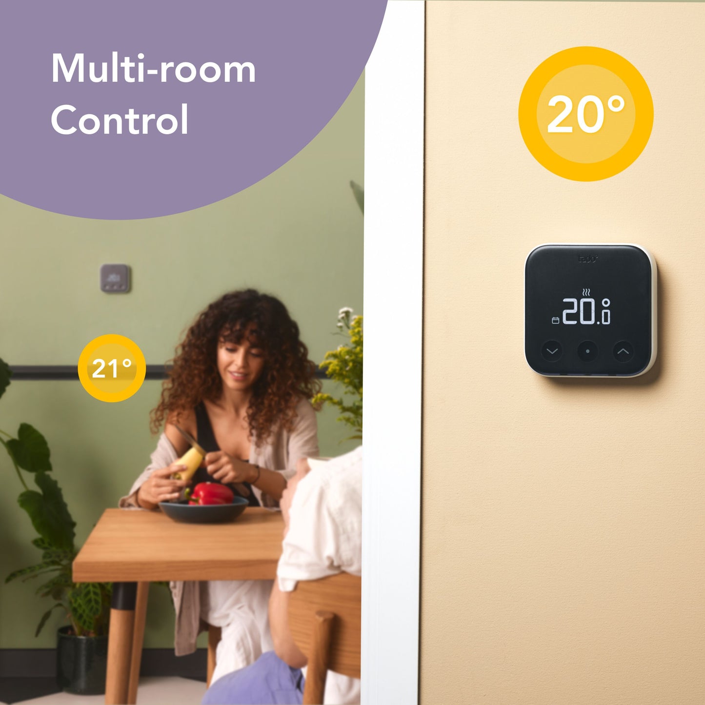 Tado Smart termostat X trådløs på væg viser 20°C, Multi-room Control, tekst: 20° og 21°, stemmestyring vises.