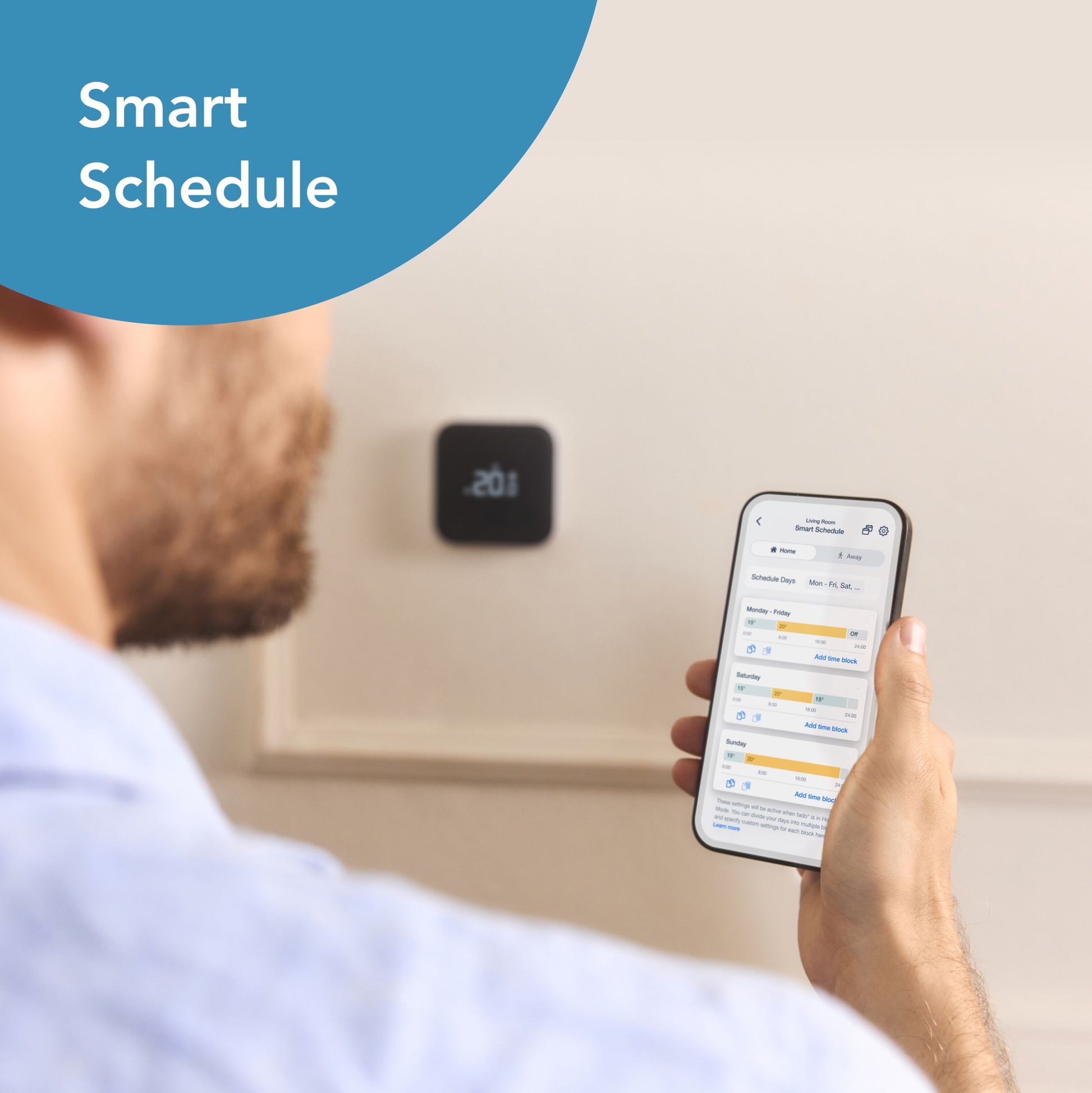 Tado Smart termostat X trådløs monteret på væg, visning af blå "Smart Schedule" og stemmestyring i app.
