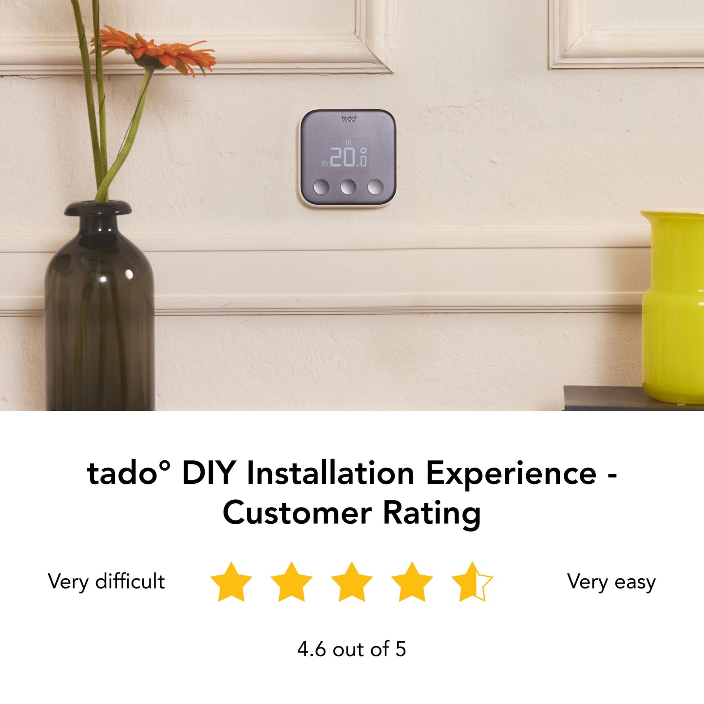 Tado Smart termostat X trådløs startpakke monteret på lys væg over hylde med sort vase m. orange blomst og gul urtepotte.