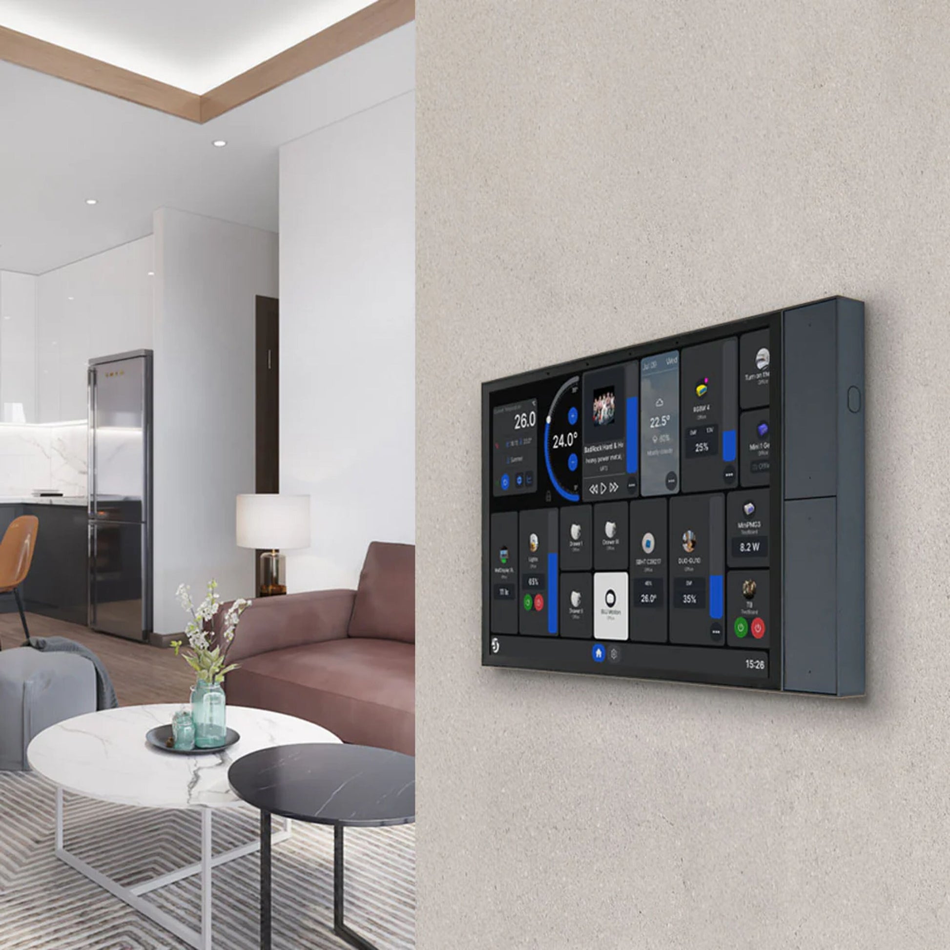 Shelly Wall Display XL smart kontrolpanel grå, vægmonteret på beige væg med sofa og køkken i baggrunden.