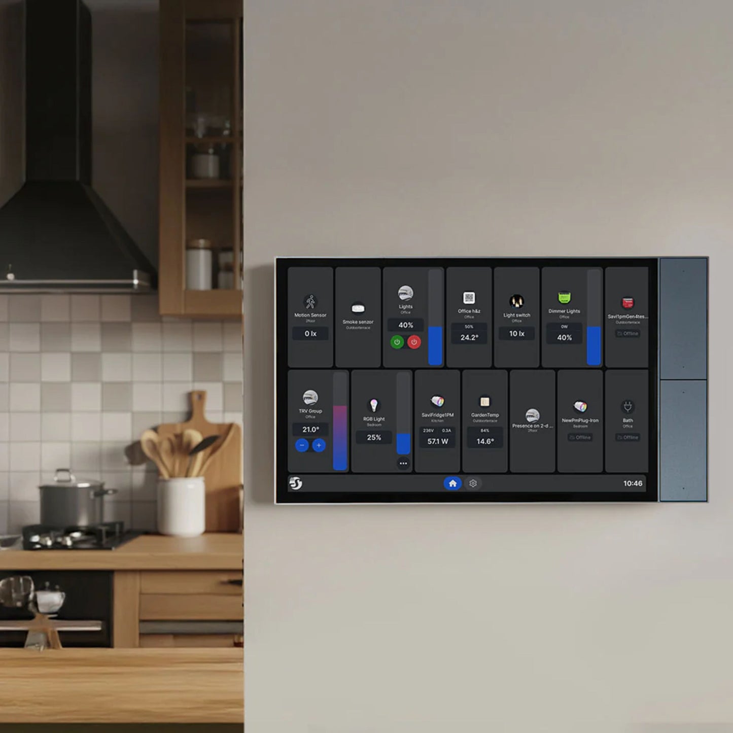 Shelly Wall Display XL smart kontrolpanel grå monteret på beige væg i køkken med trækabinetter og komfur.