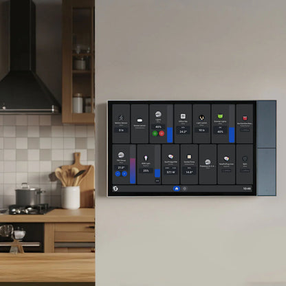 Shelly Wall Display XL smart kontrolpanel grå monteret på beige væg i køkken med trækabinetter og komfur.