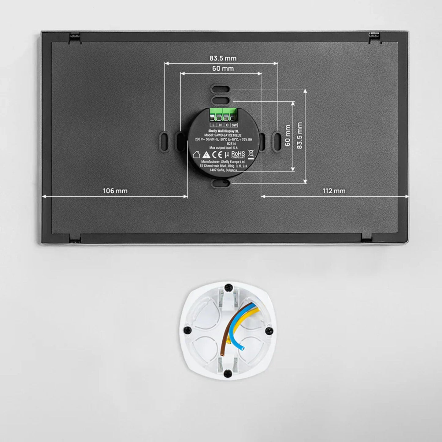 Shelly Wall Display XL smart kontrolpanel grå, rektangulært vægpanel med centralt rundt element og hvidt monteringsbeslag med ledning.