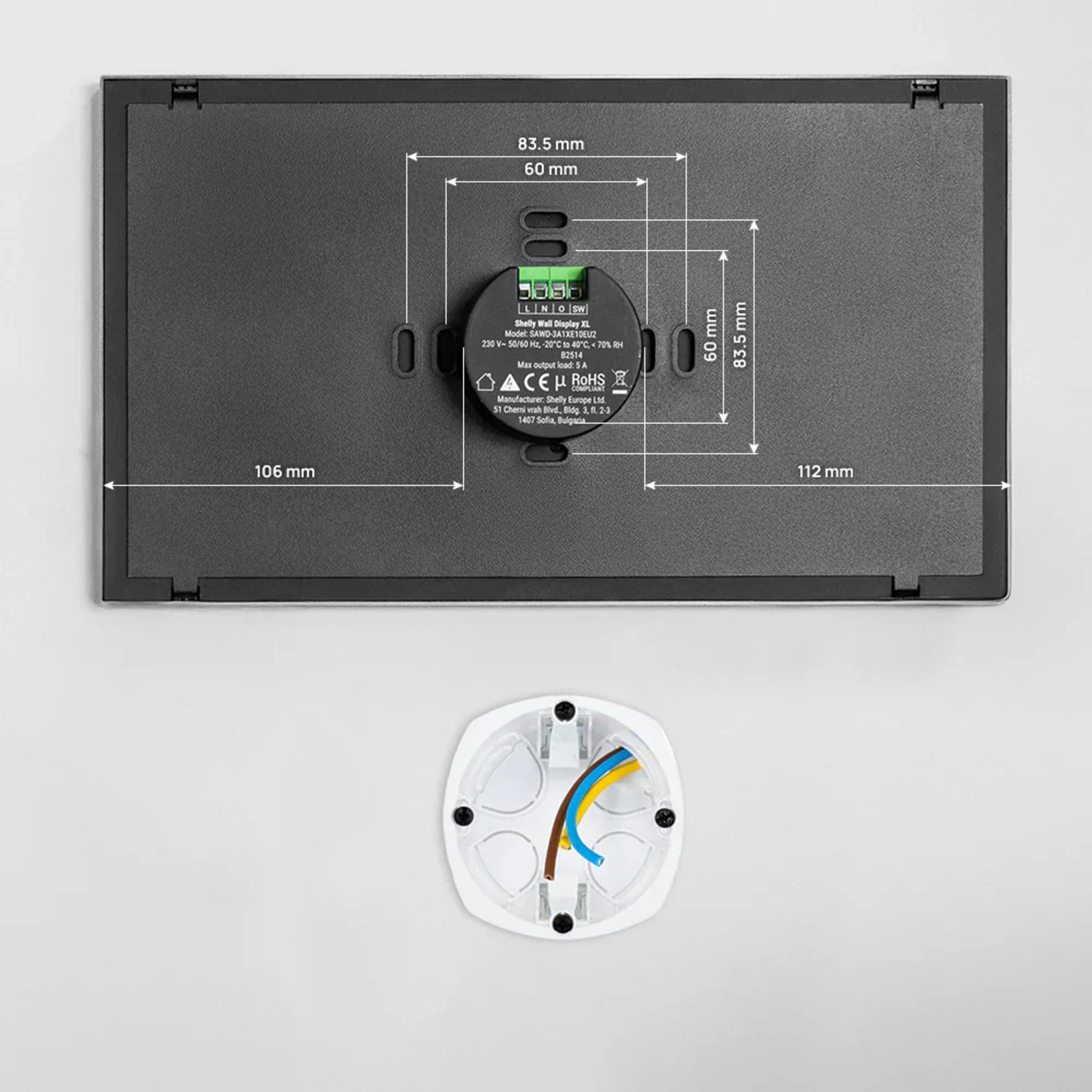 Shelly Wall Display XL smart kontrolpanel grå, rektangulært vægpanel med centralt rundt element og hvidt monteringsbeslag med ledning.