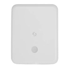 Shelly Flood Gen4 hvid smart vandsensor med lækageslange, afrundede hjørner, centralt S-logo og lille rund knap nederst.