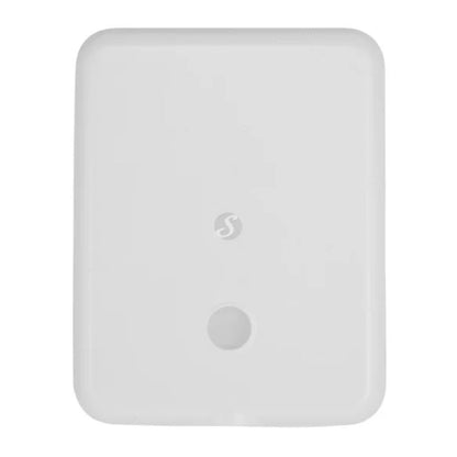 Shelly Flood Gen4 hvid smart vandsensor med lækageslange, afrundede hjørner, centralt S-logo og lille rund knap nederst.