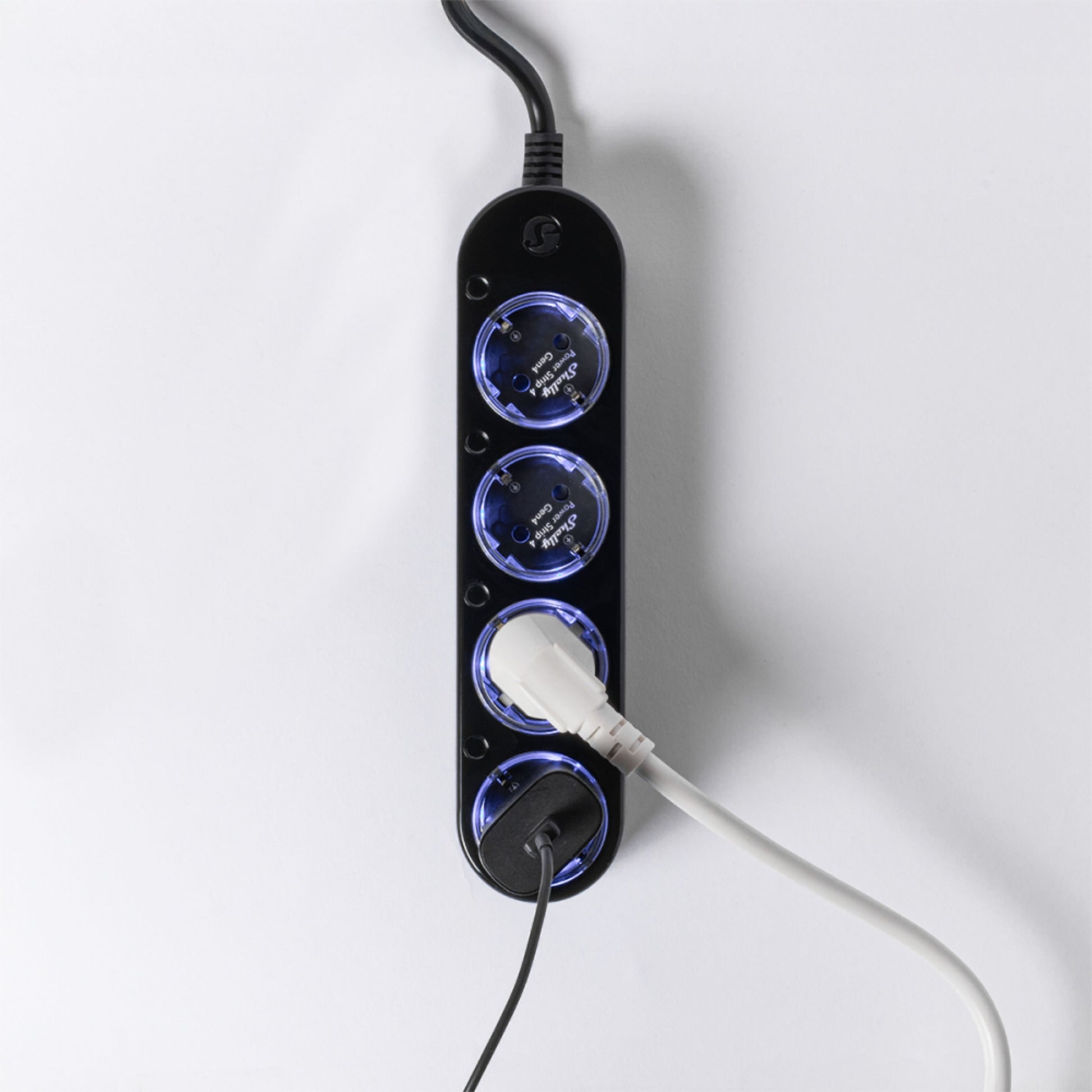 Shelly Strømfordeler 4 Gen4 sort smart stikdåse med blå LED, tre udtag hvoraf to er i brug, WiFi Zigbee Matter kompatibel.