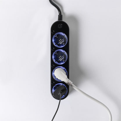 Shelly Strømfordeler 4 Gen4 sort smart stikdåse med blå LED, tre udtag hvoraf to er i brug, WiFi Zigbee Matter kompatibel.
