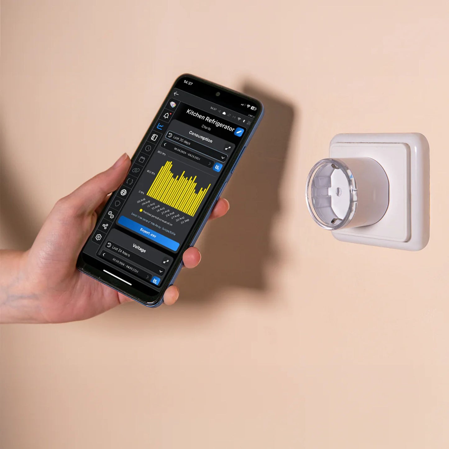 Shelly Plug S Gen3 smart stik Hvid i stikkontakt, smartphone viser energimåling data, hånd holder telefonen.