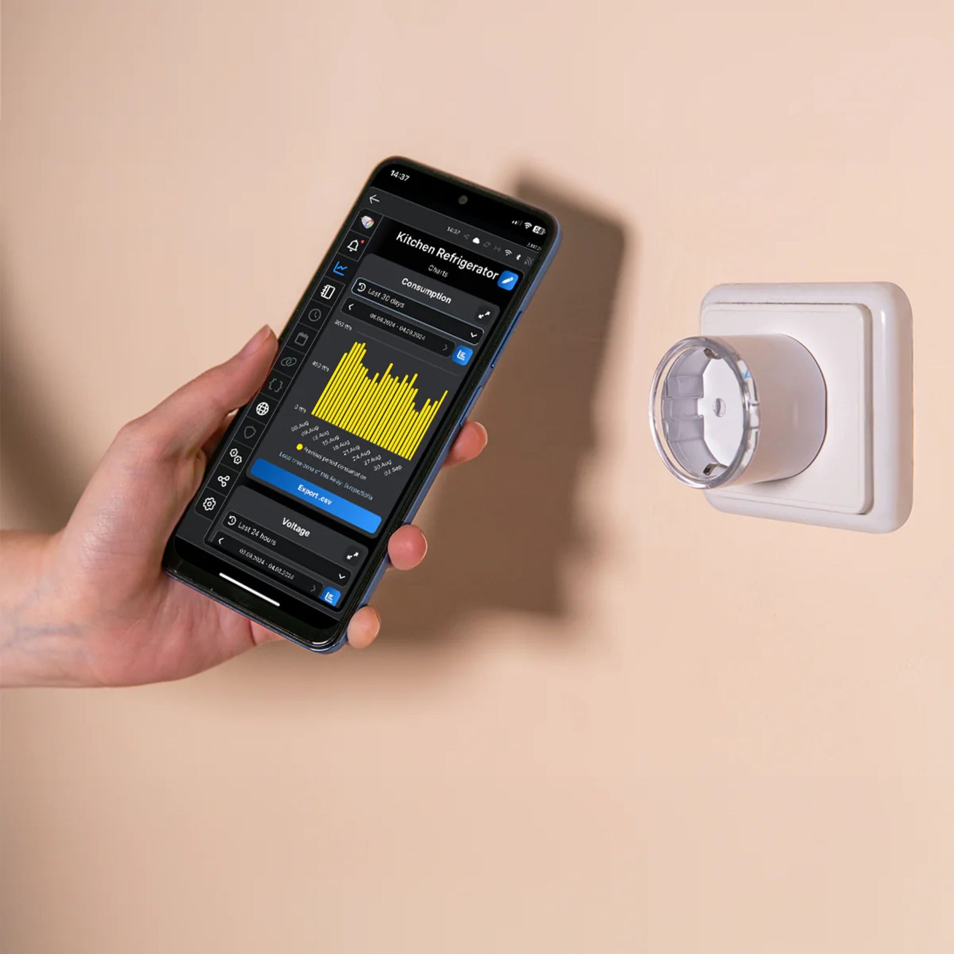 Shelly Plug S Gen3 smart stik Hvid i stikkontakt, smartphone viser energimåling data, hånd holder telefonen.