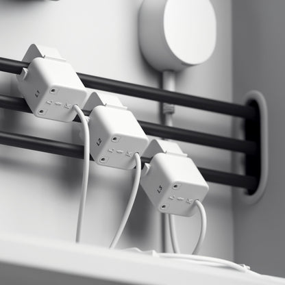 Tre hvide outlet-adaptere mærket L1, L2, L3 tilsluttet sorte kabler og hvide ledninger til Pulse CT realtidsmåler startpakke.
