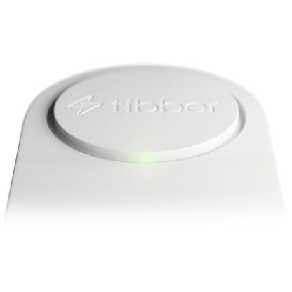 Tibber Pulse CT realtidsmåler med lastbalancering Startpakke, præget logo, grøn indikatorlampe, nærbillede.